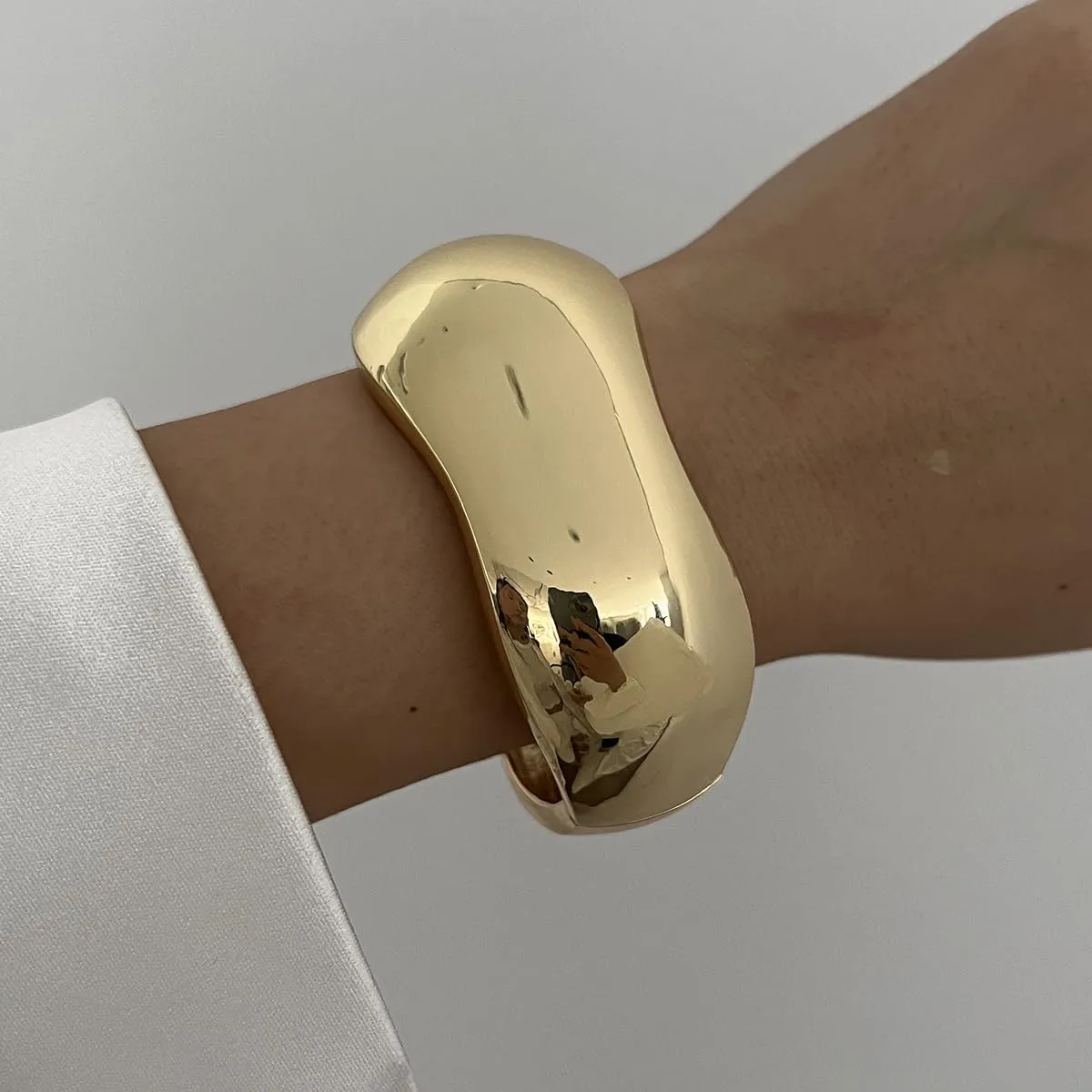 ALEXTINA Chunky Gold Bracelets Set for Women 18K Gold Plated High Shine Bracelets Minimalist Open Wide Cuff Bracelets Gold Cuff Bracelet Trendy Gold Bangle Bracelet