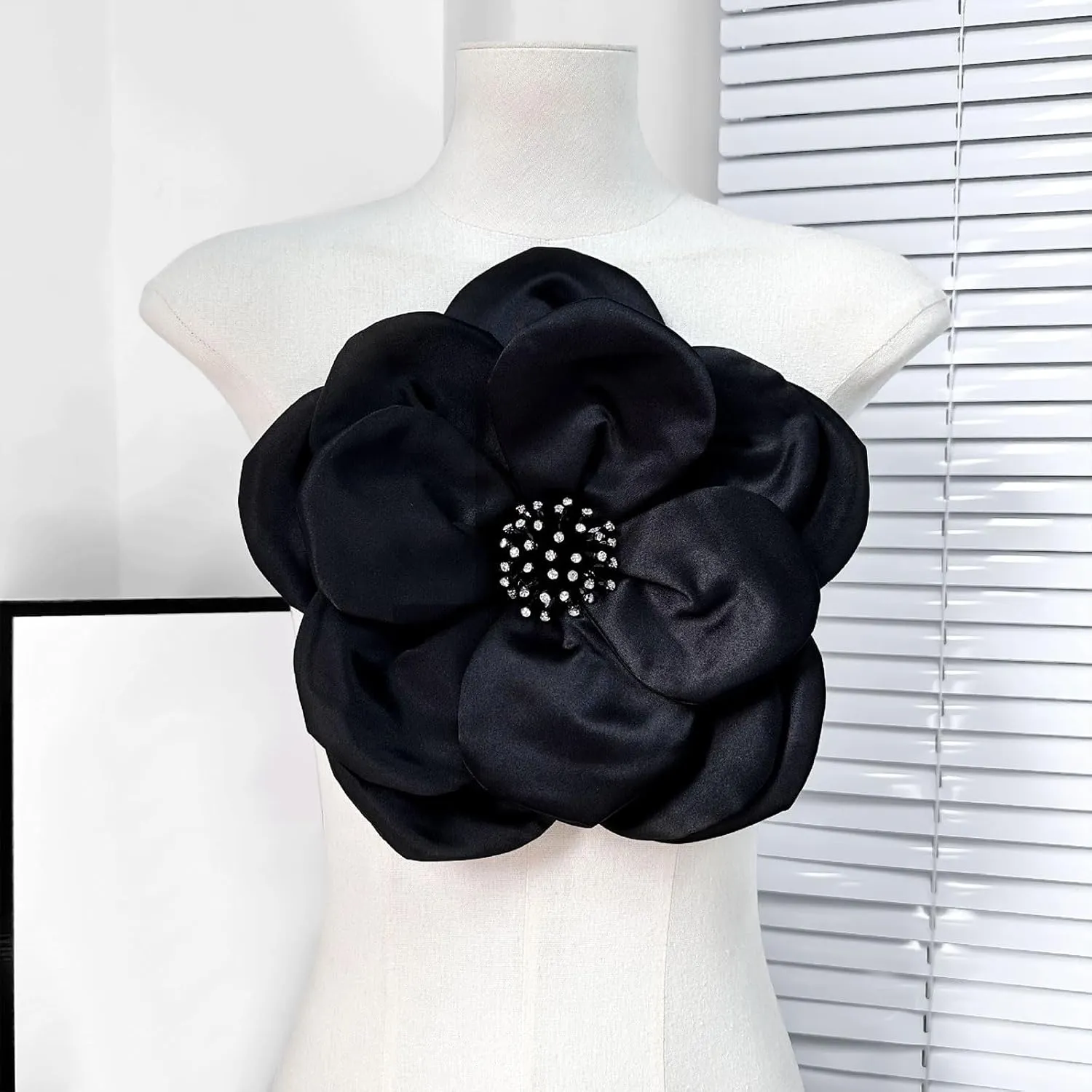 Elegant Layered Fabric Flower Brooch Pin Fashionable Large Floral Lapel Accessory Stylish Breastpin Ornament for Women