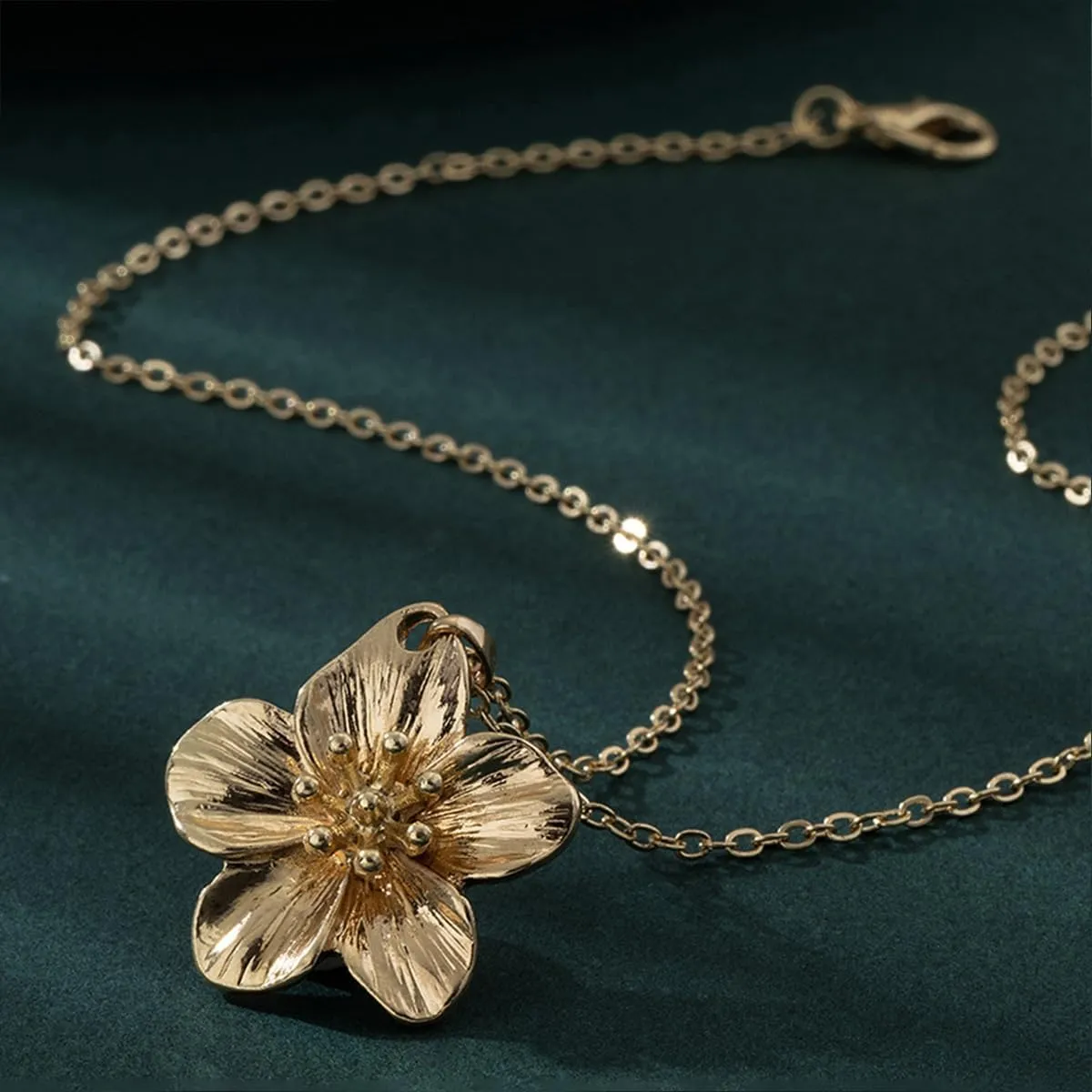 Gold Flower Necklace for Women Floral Pendant Choker Statement Necklace Jewelry